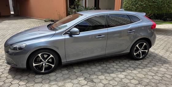VOLVO V40 2.0 T4 MOMENTUM GASOLINA 4P AUTOMÁTICO